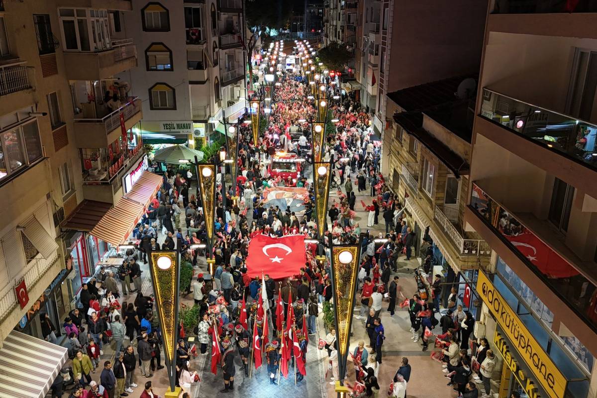 Menemen'de binler, Cumhuriyet sevgisiyle yürüdü