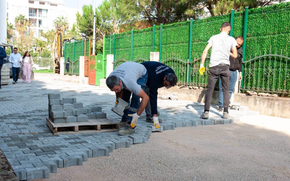 Karşıyaka’da okul çevrelerinde yol bakım çalışması