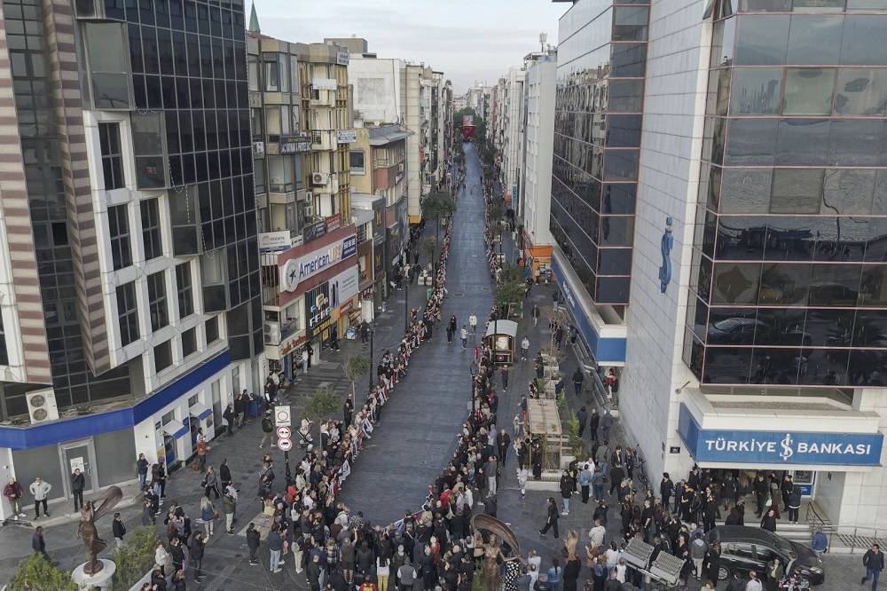 Karşıyaka tek yürek oldu, Ata’ya selam durdu