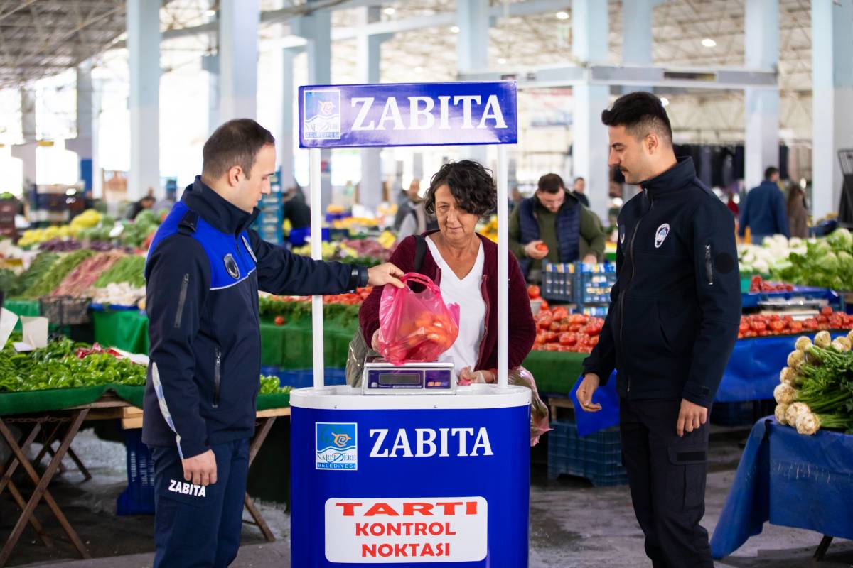 Narşıdere Belediyesi'nden pazar yerinde kapsamlı denetim
