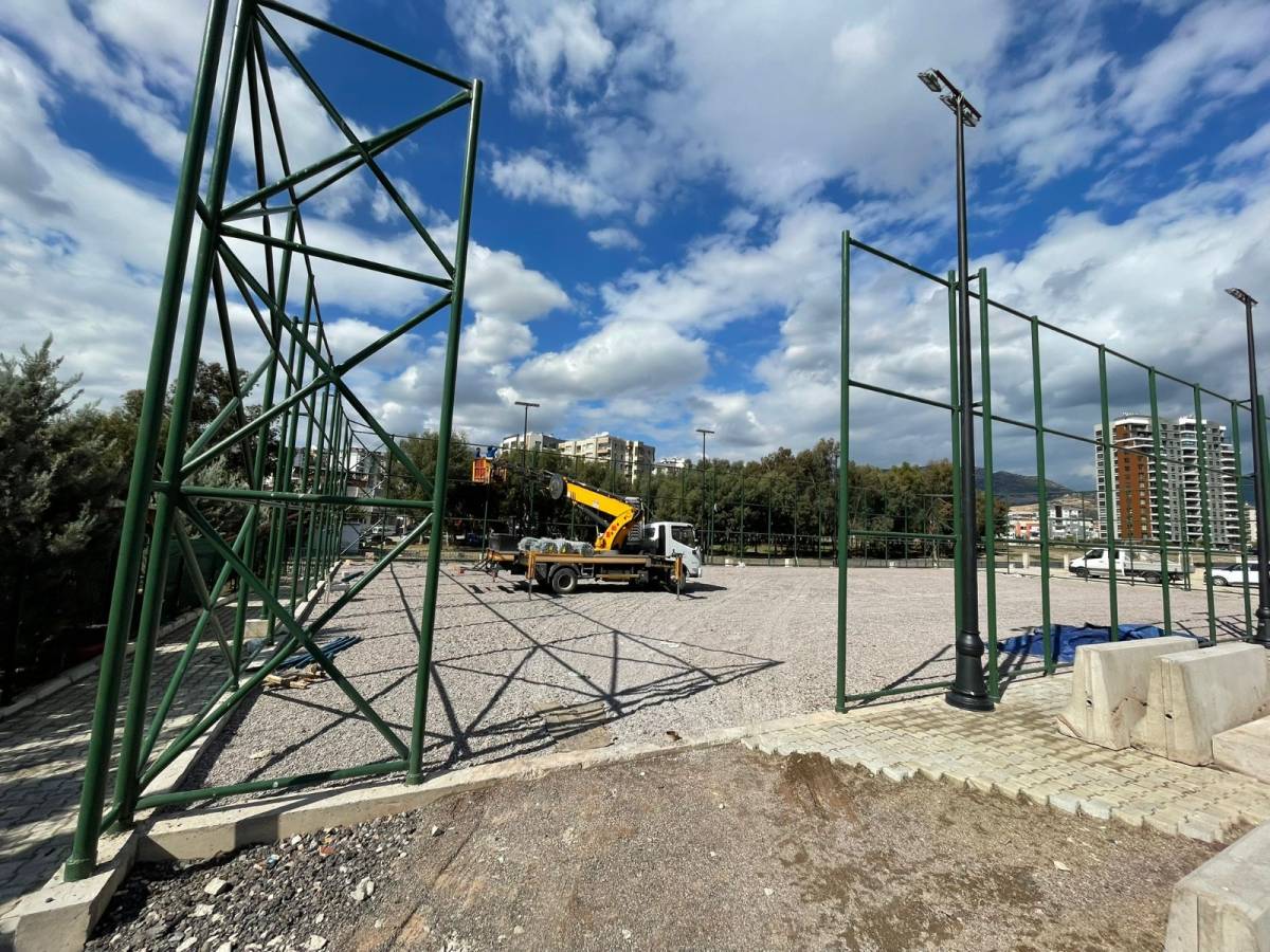 Büyükşehir’den gençlere beş yeni halı saha