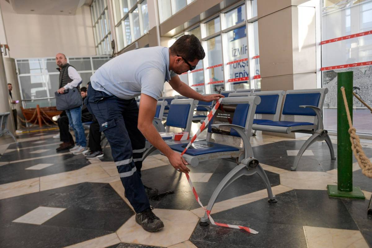 İzmir’de “boş koltuk”lu 25 Kasım mesajı