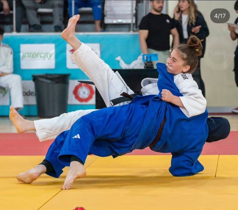 İzmir’in judocuları yenilgisiz şampiyon