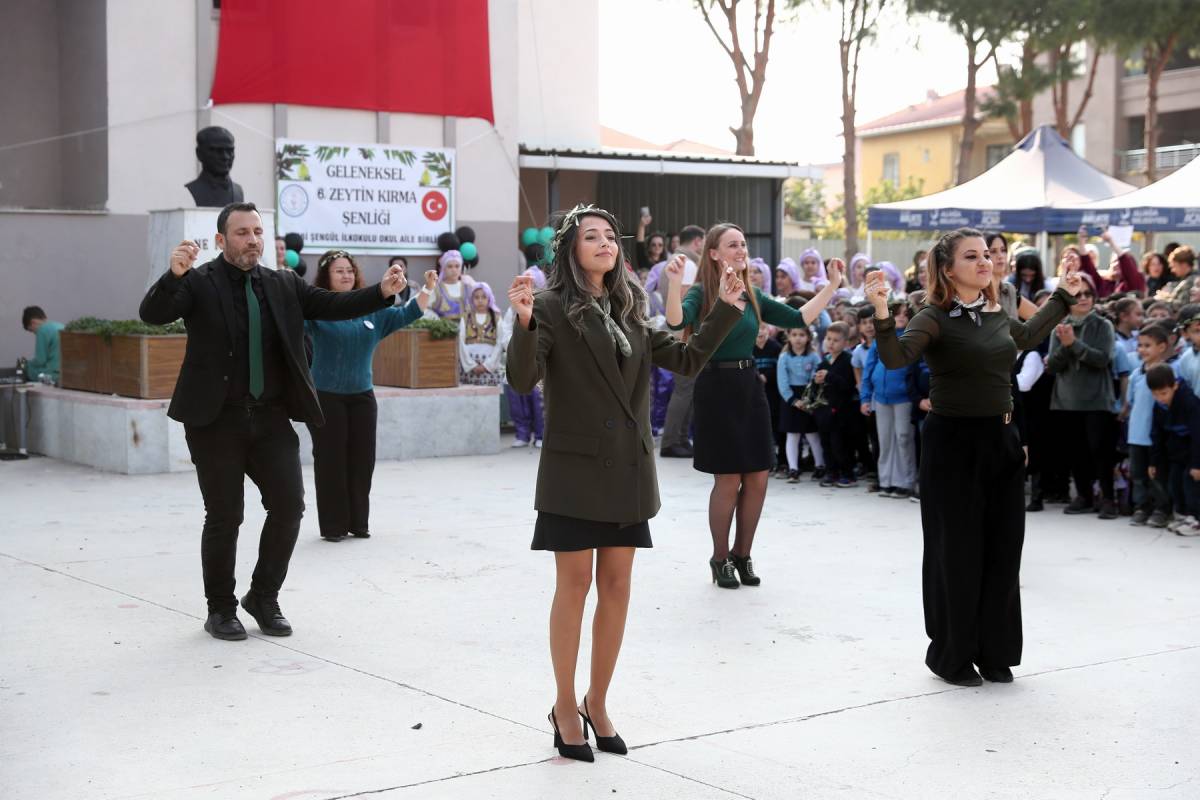 Minik Eller Zeytinle Buluştu