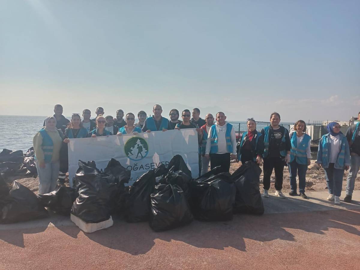 Doğaseverler Karşıyaka'da kıyı temizliği yaptı