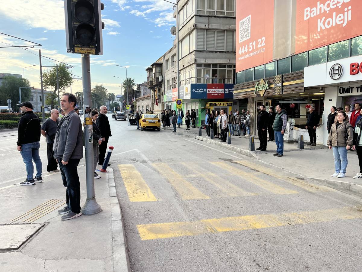 İzmir saat 09.05'te Ata'sını andı