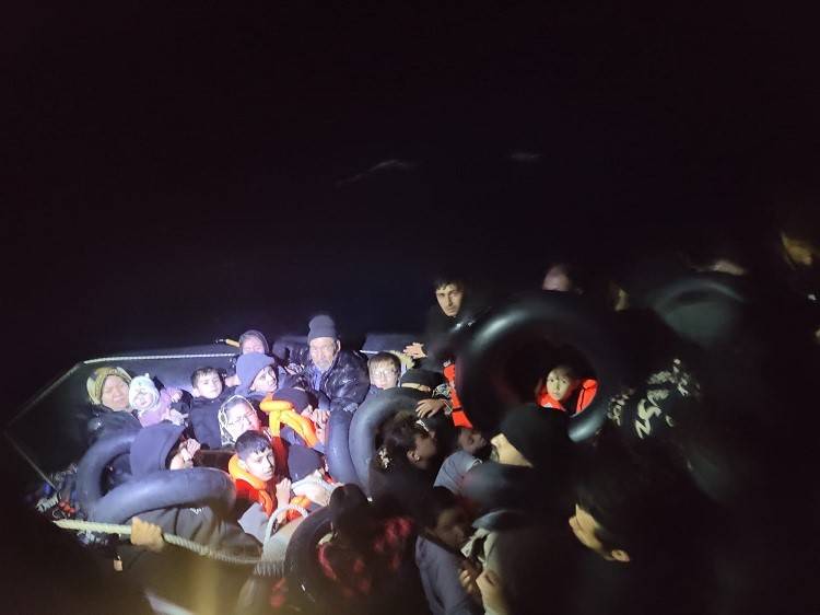 İzmir açıklarında 14 göçmen kurtarıldı, 35 göçmen yakalandı