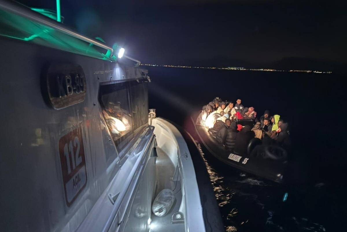 İzmir açıklarında 27 düzensiz göçmen yakalandı