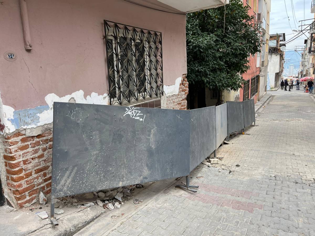 İzmir'de bir mahalle tünel kazısı yüzünden diken üstünde