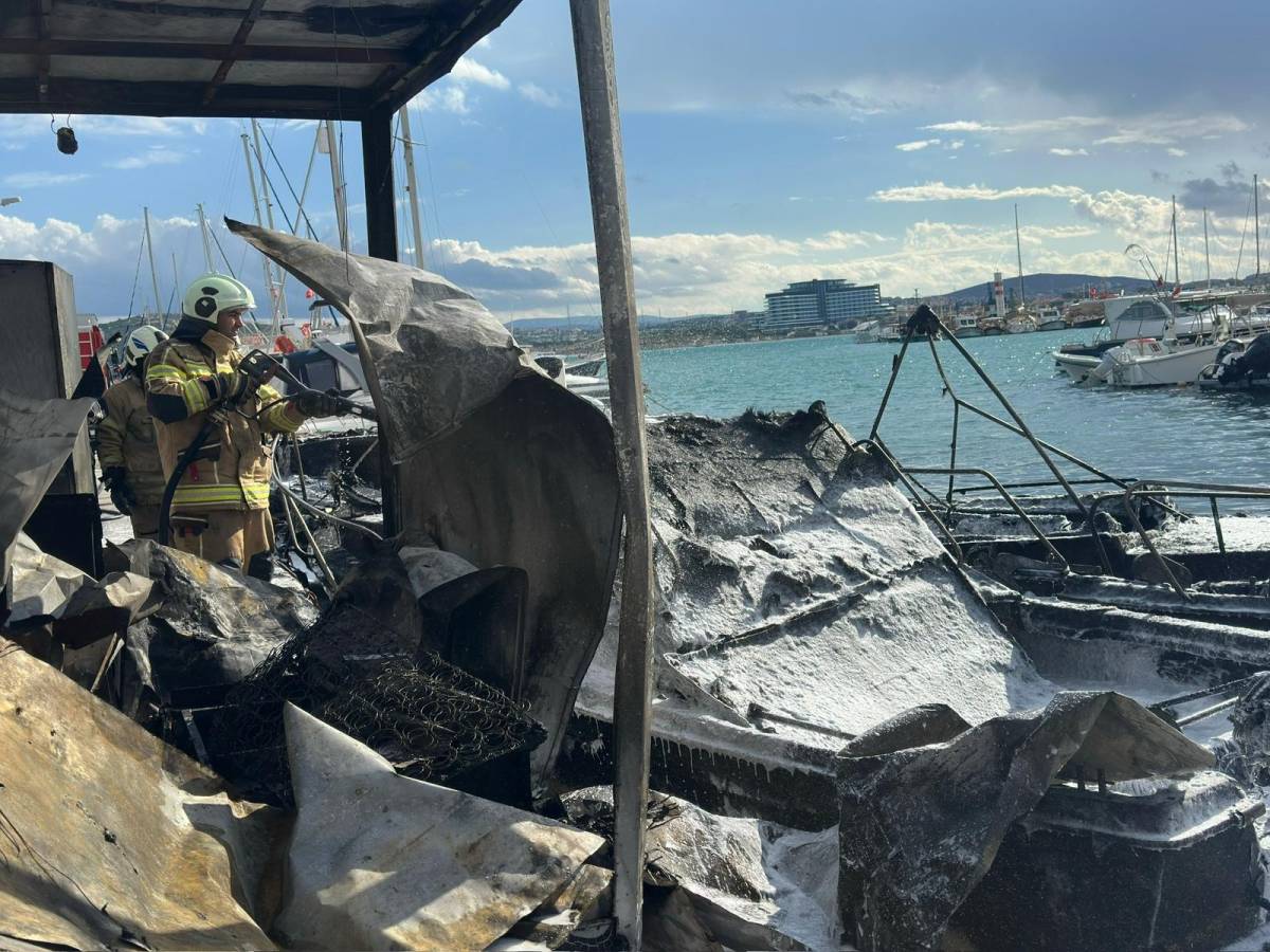 Çeşme'deki yangında 7 tekne alevlere teslim oldu