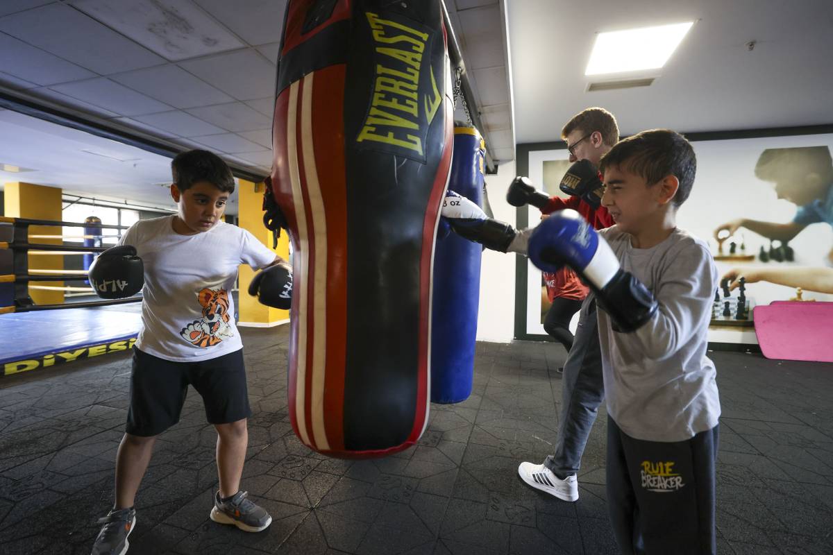 Bucalı kadınlar şiddete karşı kick boks öğreniyor