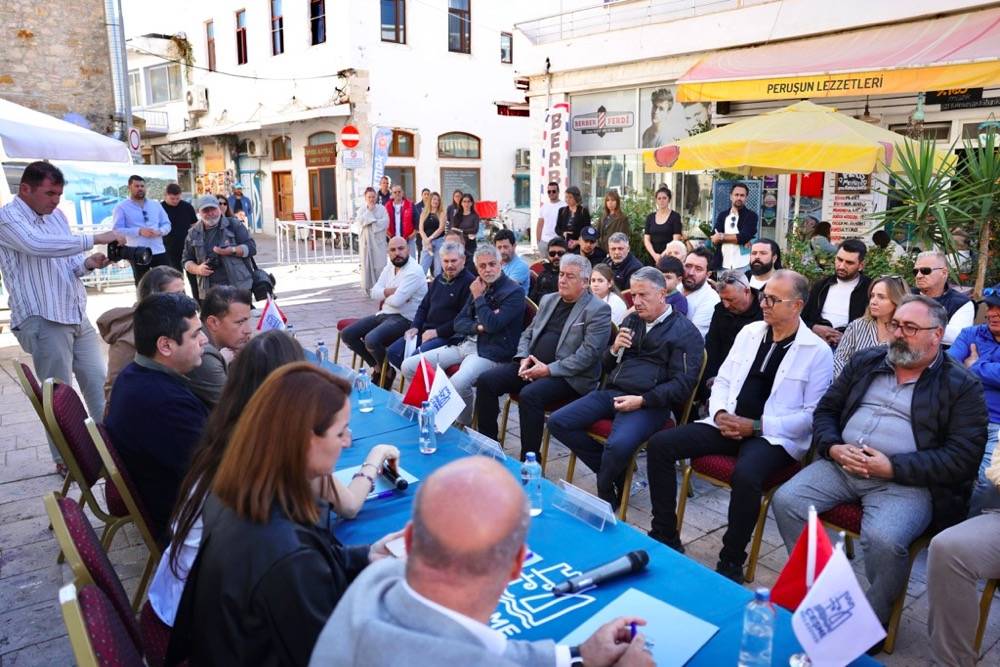 Çeşme Belediyesi, Balıkçılar ve Terziler Sokağı yenileme projesini esnafla paylaştı