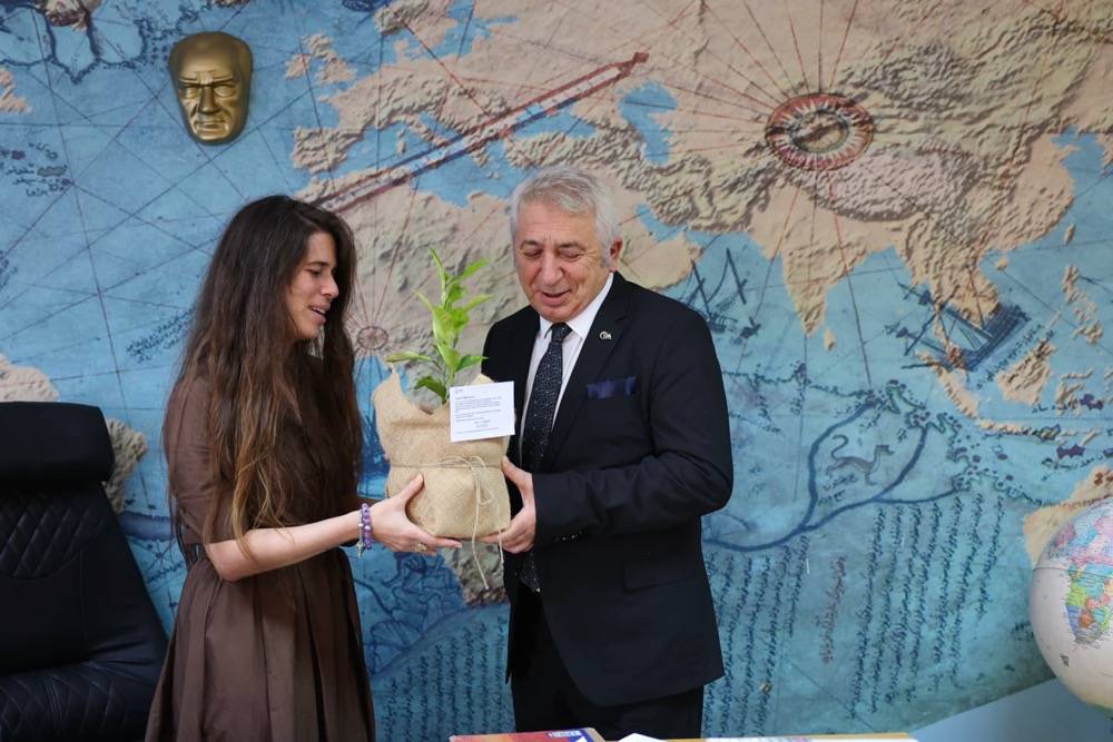 Çeşme Belediyesinden öğretmenlere anlamlı 24 Kasım hediyesi