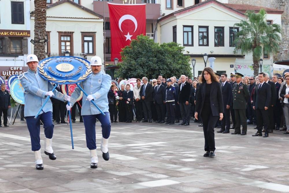 Çeşme’de 10 Kasım: Atatürk sevgi, minnet ve sanatla anıldı