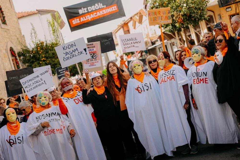 Çeşme’de 411 fidan, binlerce adım, tek bir söz