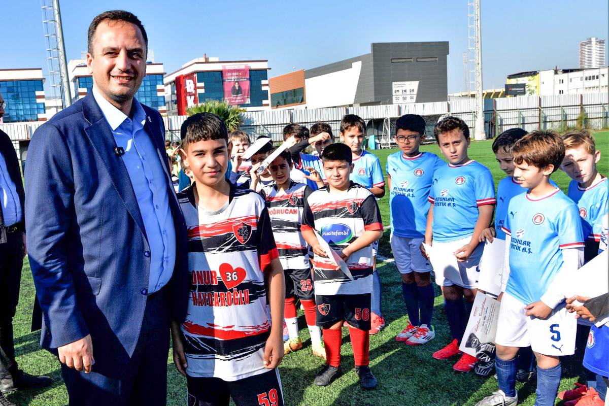 Bornovalı minikler 10 Kasım anısına mücadele etti