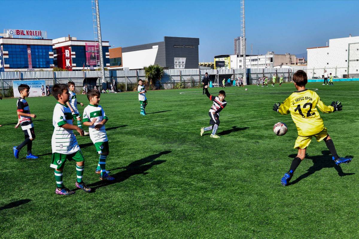 Bornovalı minikler 10 Kasım anısına mücadele etti