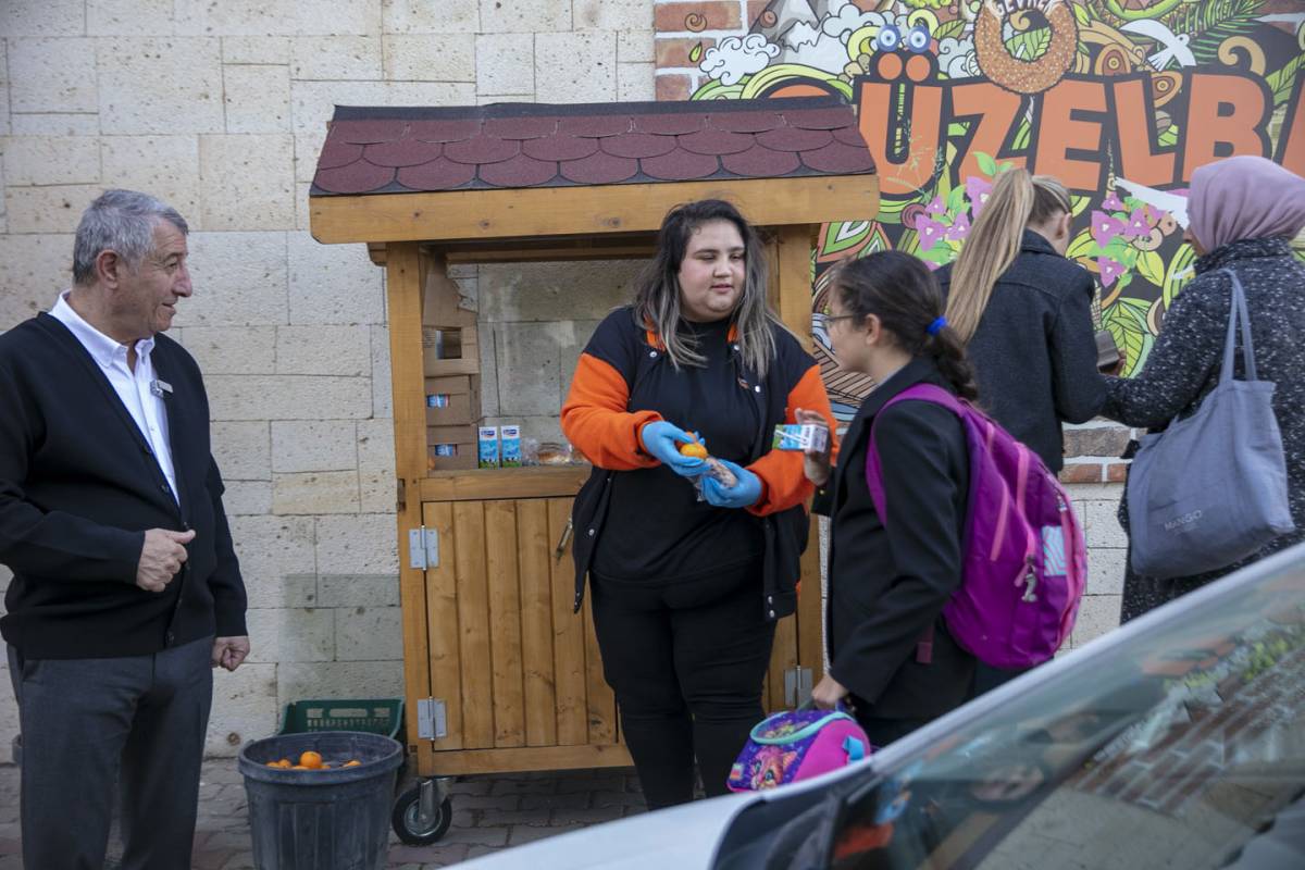 Çiftçinin dalında kalan malı belediye öğrencilere dağıttı