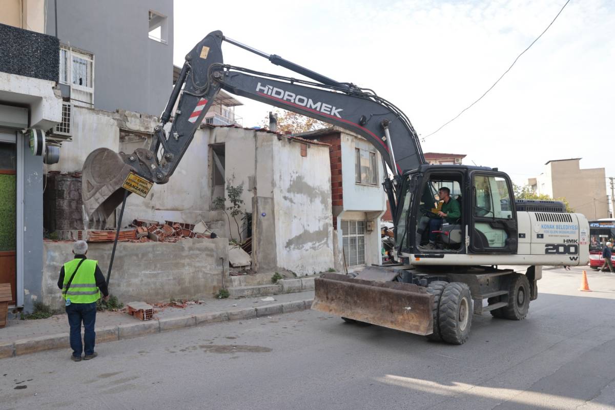 Konak’ta metruk yapıların yıkımı devam ediyor