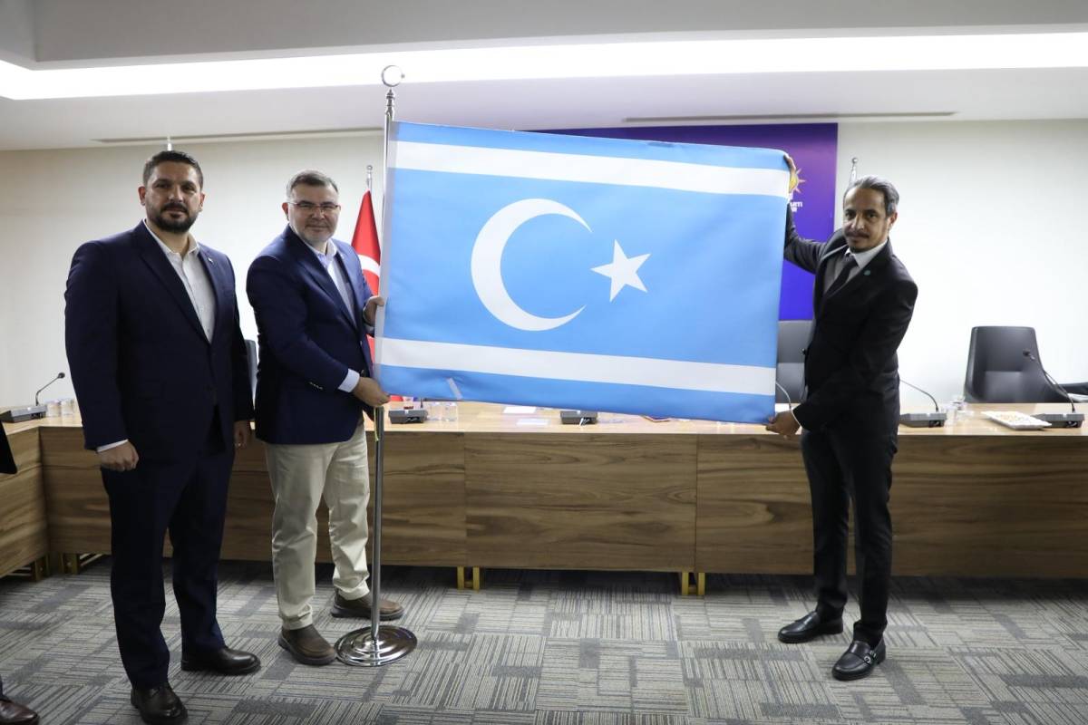 Saygılı, Ak Parti'nin yıldönümünde CHP'lilere rozet taktı