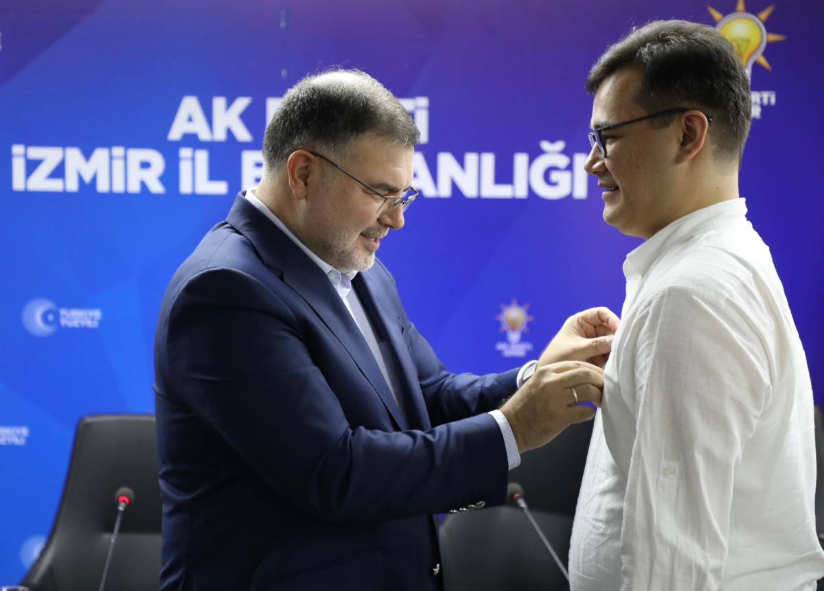 Saygılı, Ak Parti'nin yıldönümünde CHP'lilere rozet taktı