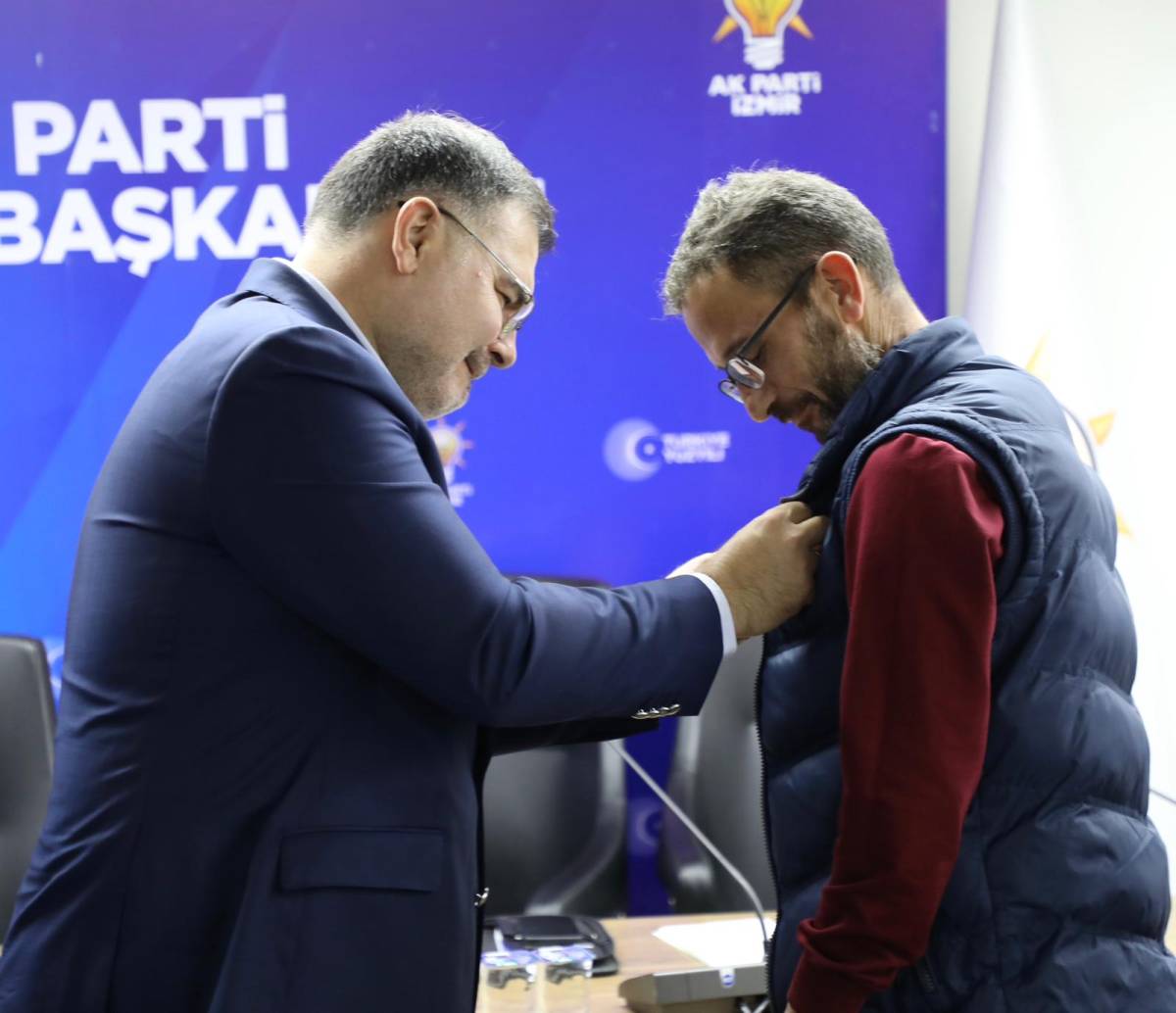 Saygılı, Ak Parti'nin yıldönümünde CHP'lilere rozet taktı