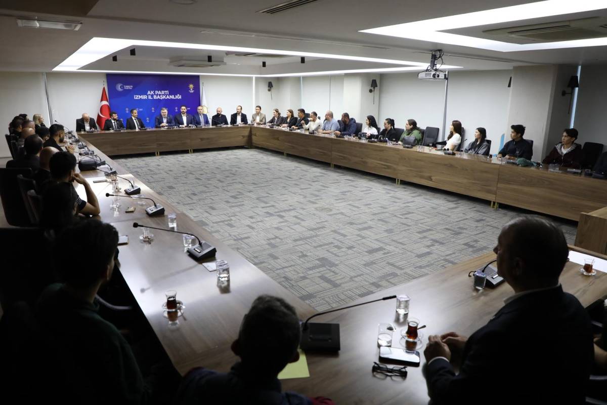 Saygılı, Ak Parti'nin yıldönümünde CHP'lilere rozet taktı