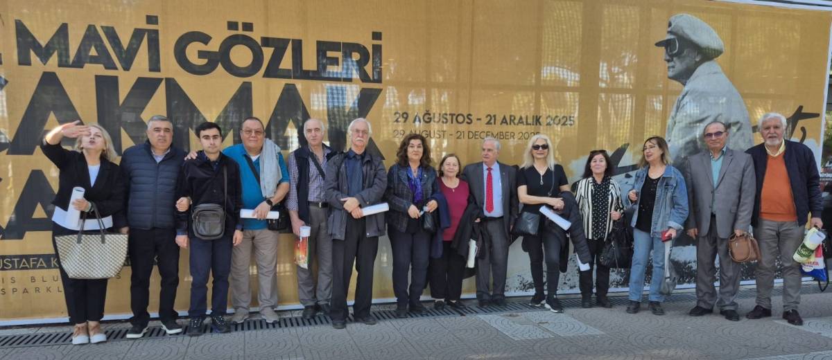 İzmirli şairler Atatürk fotoğrafları sergisindeydi