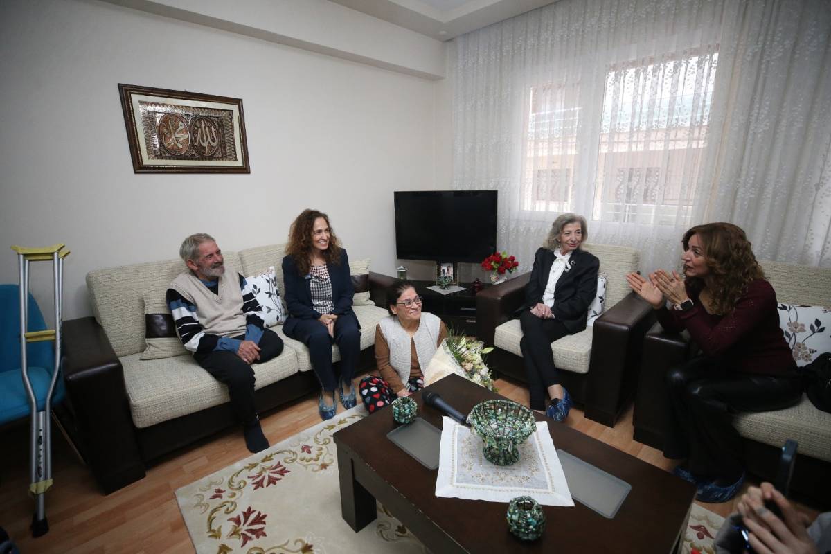 Mavi kapaklar tekerlekli sandalyeye dönüştü