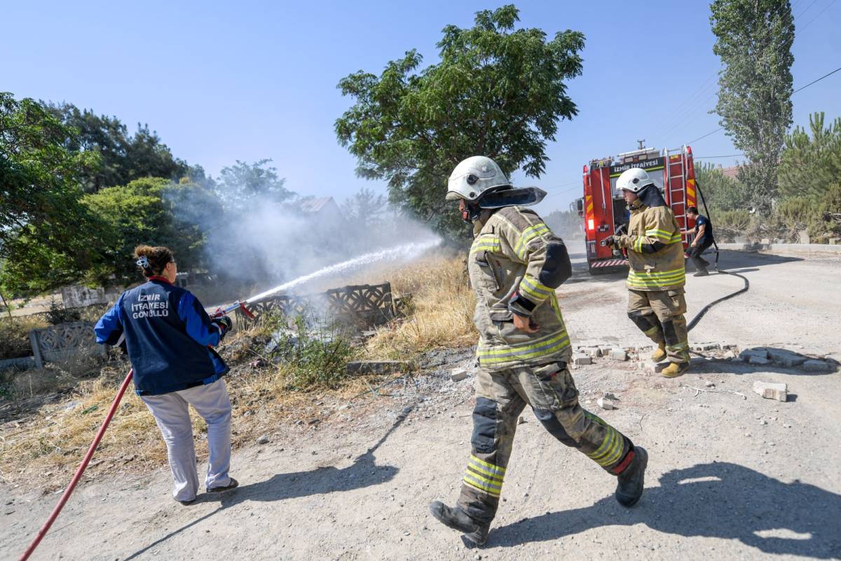 Büyükşehir’in dağıttığı tankerler ormanları kurtarıyor