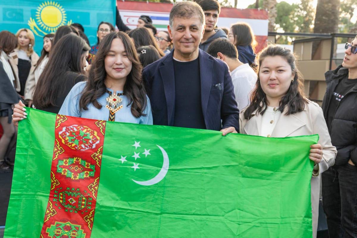 Başkan Tugay Dünya Türk Dili Ailesi Günü’nü öğrencilerle
