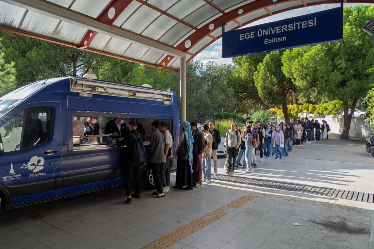 İzmir Büyükşehir öğrencinin yanında