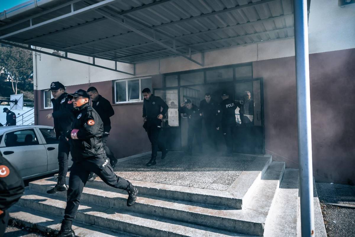 İtfaiye ekiplerinden polis okulunda yangın tatbikatı