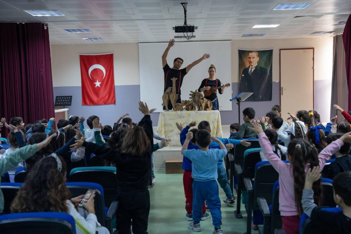 “Kendini Arayan Zürafa” Buca’da miniklerle buluştu