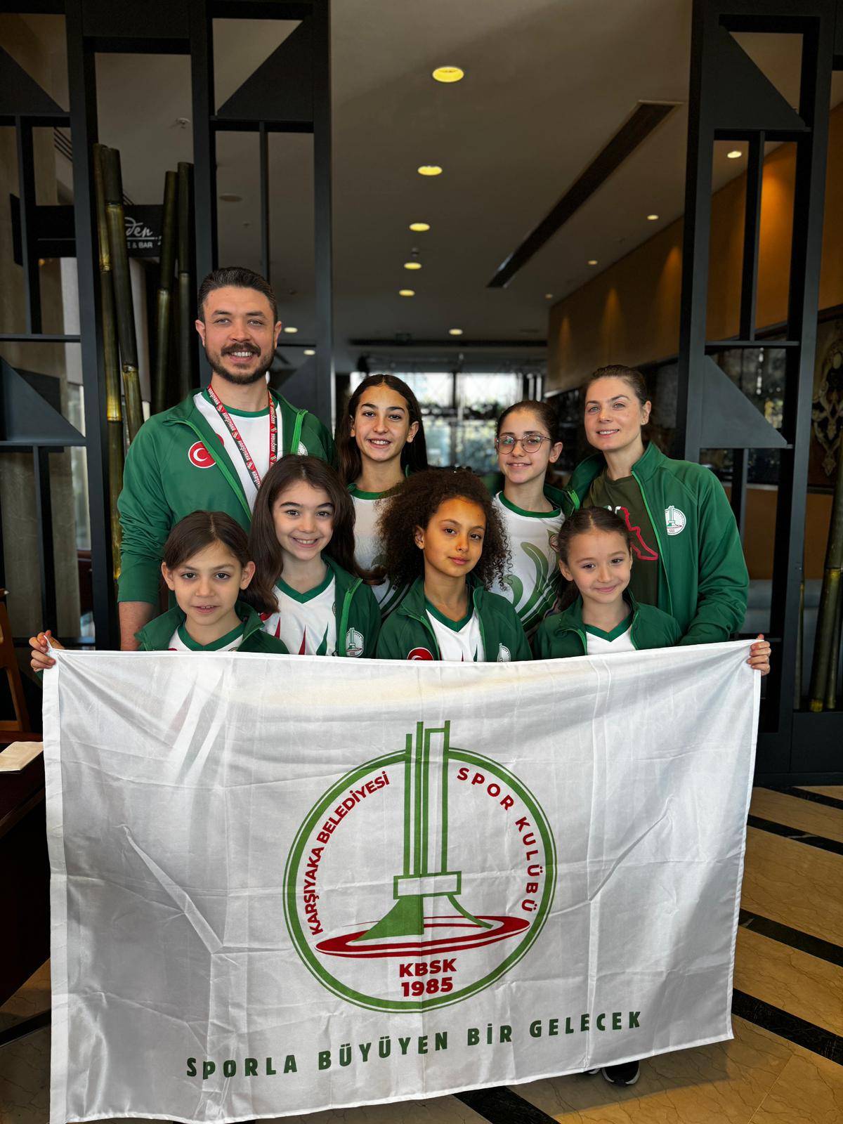 Artistik yüzmede Karşıyaka’ya milli gurur