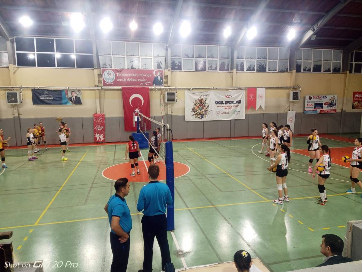 Çiğli Belediyesi’nin Voleybol Takımları Ligde Zirvede