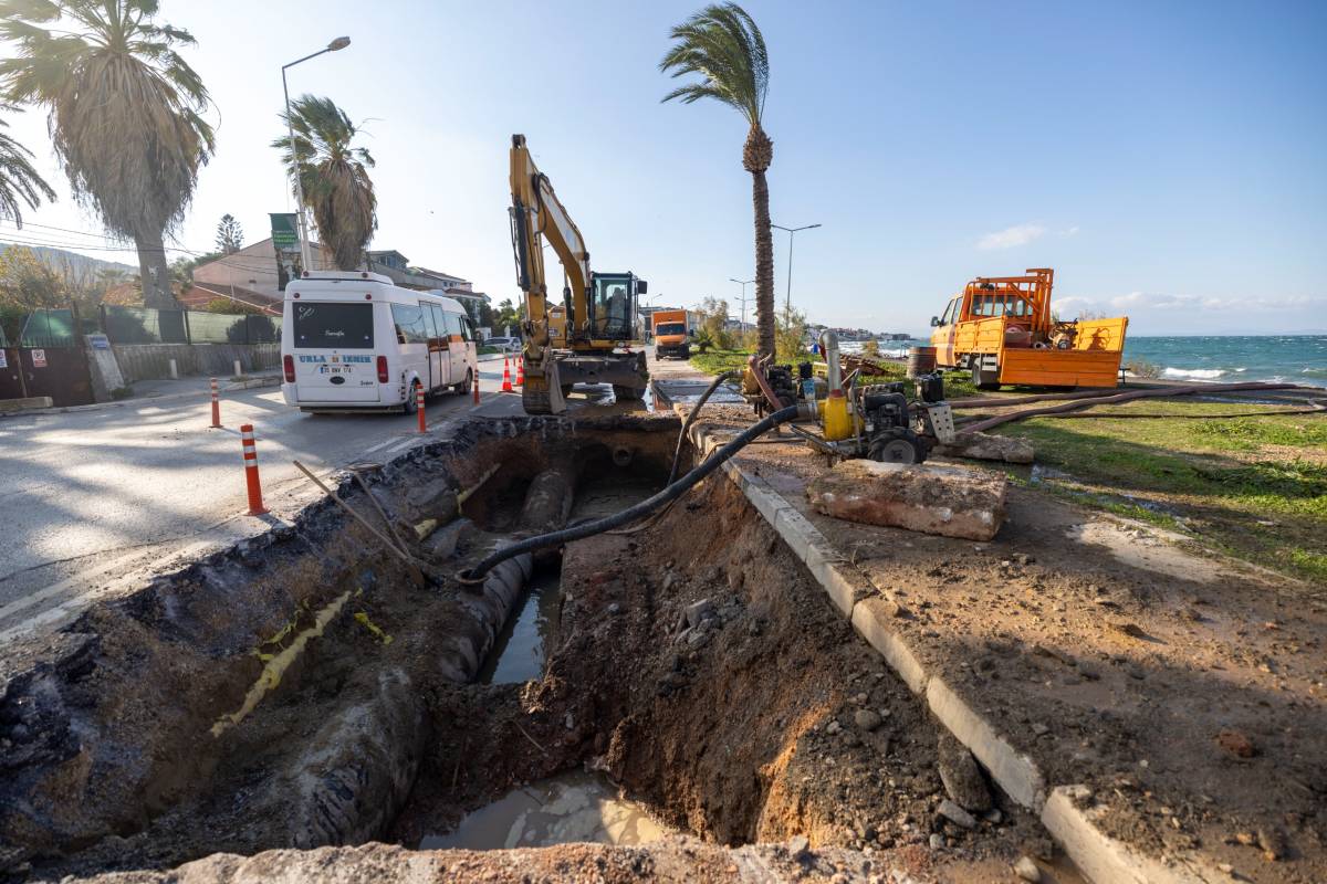Mithatpaşa Caddesi’ndeki ana boru arızası için İZSU seferber oldu