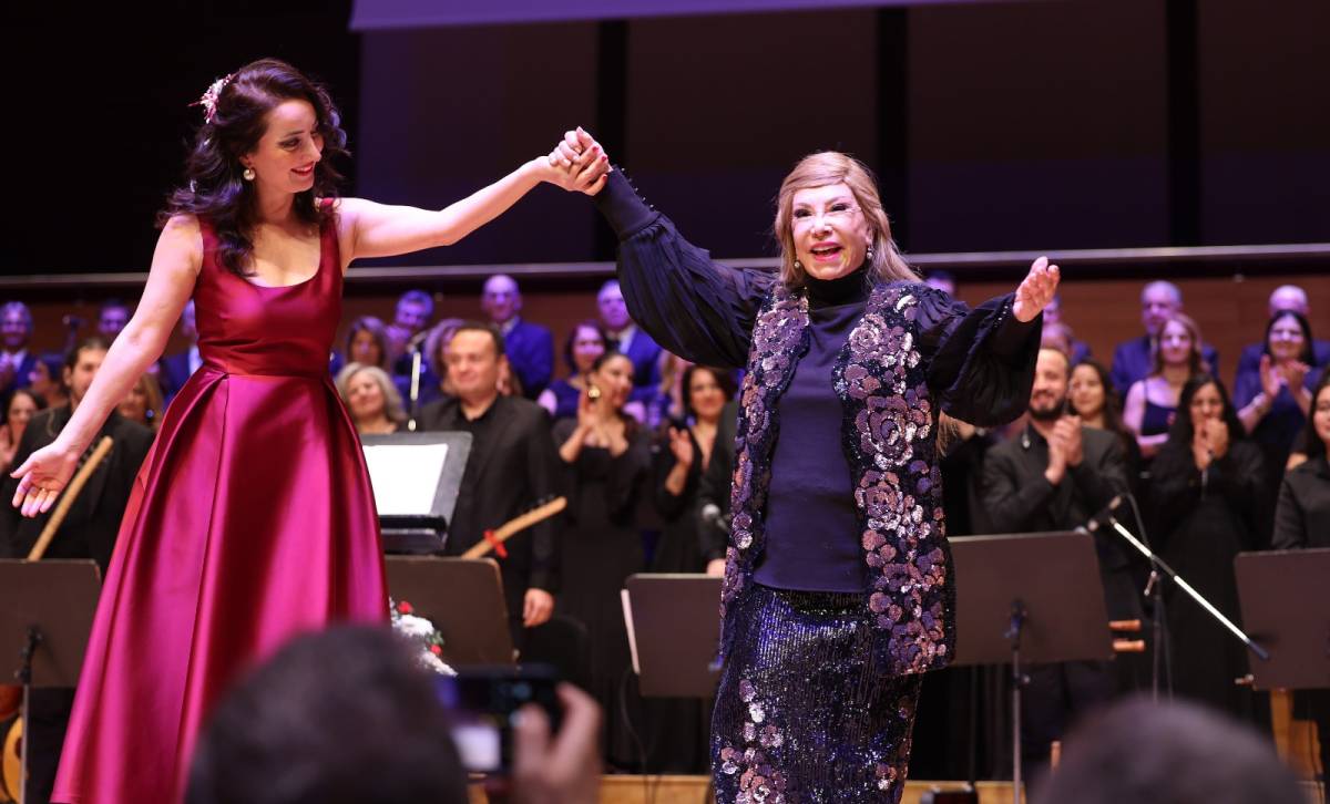 Bedia Akartürk'ten Büyükşehir korosuna yeni yıl sürprizi