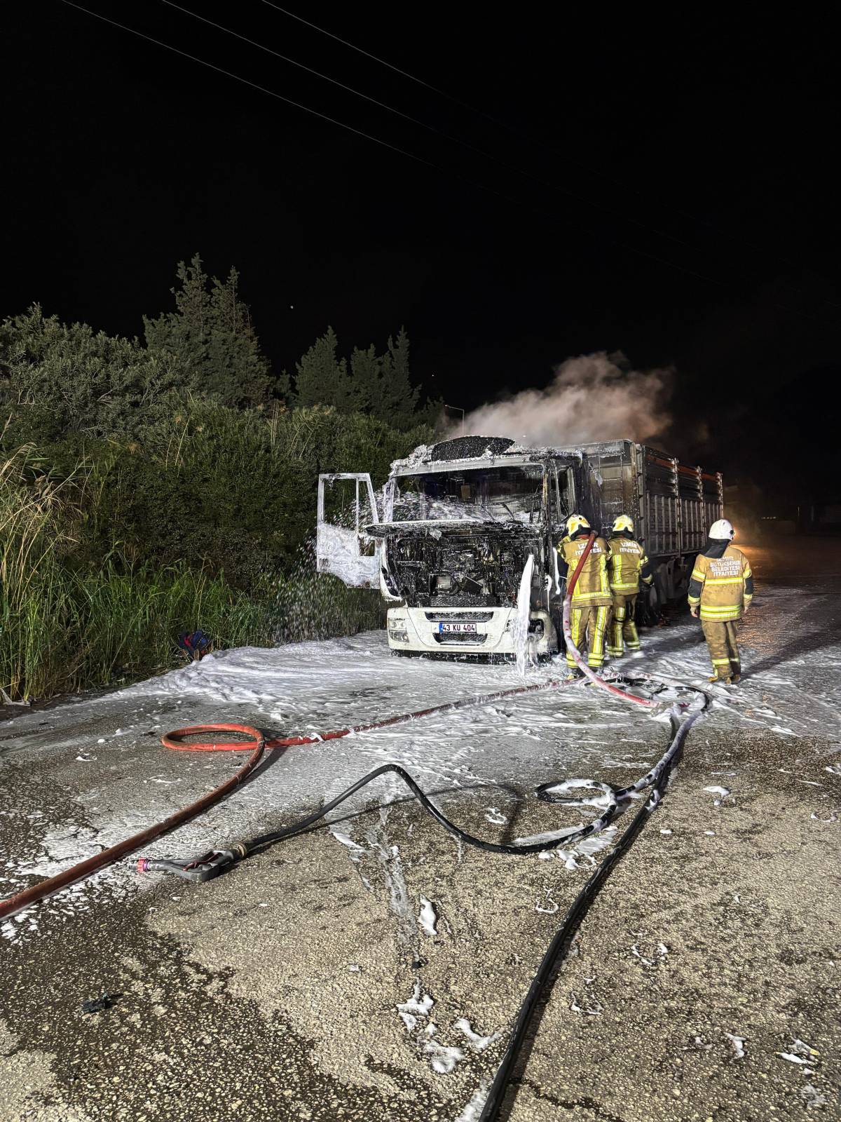 İzmir'de kömür yüklü tır alev aldı