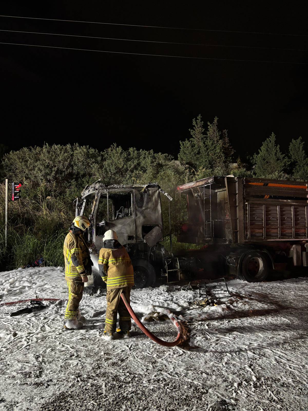İzmir'de kömür yüklü tır alev aldı
