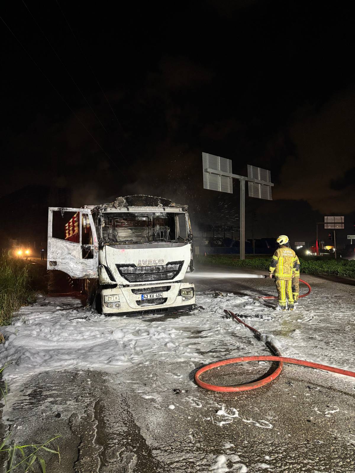 İzmir'de kömür yüklü tır alev aldı