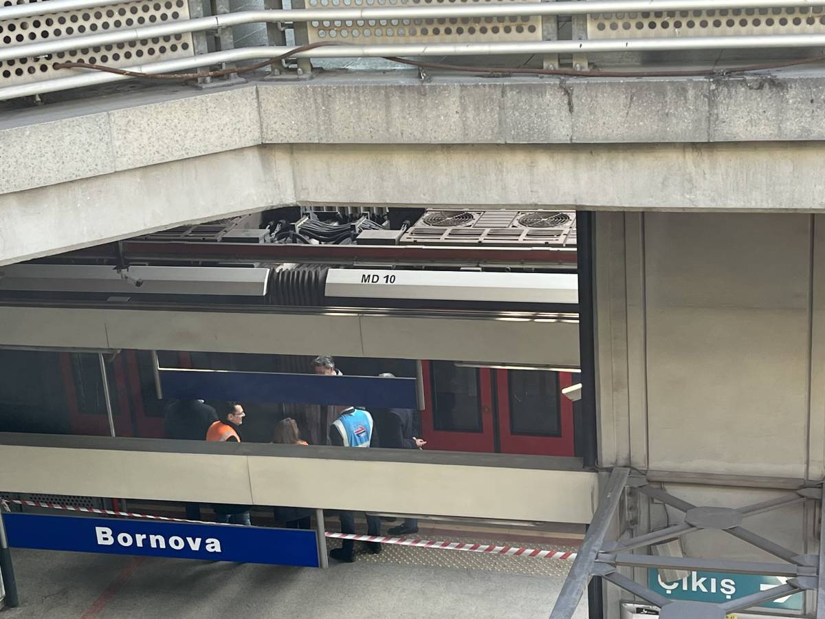 İzmir'de metro vagonu raydan çıktı