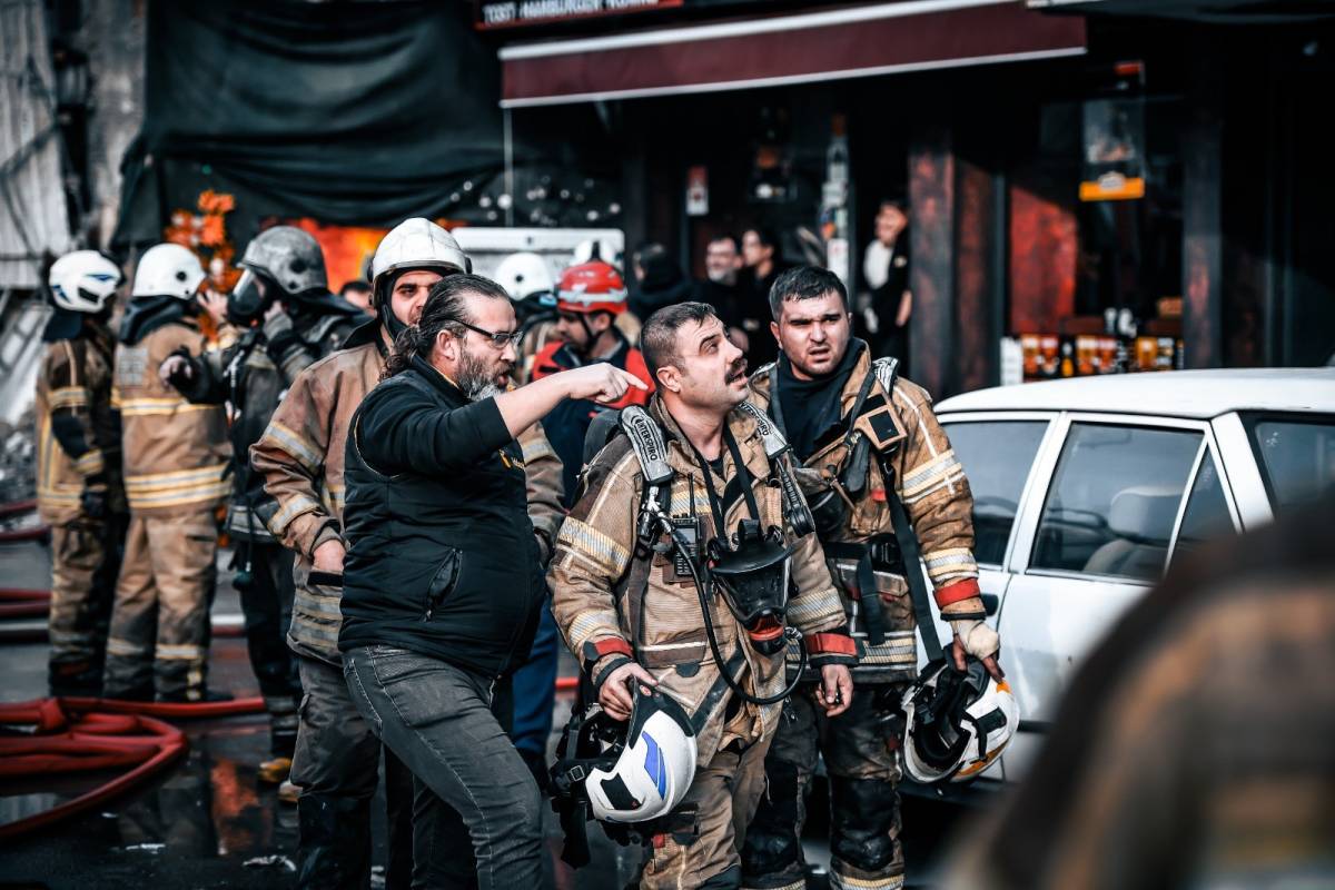 İş hanını alevler sardı, itfaiye 12 kişiyi kurtardı