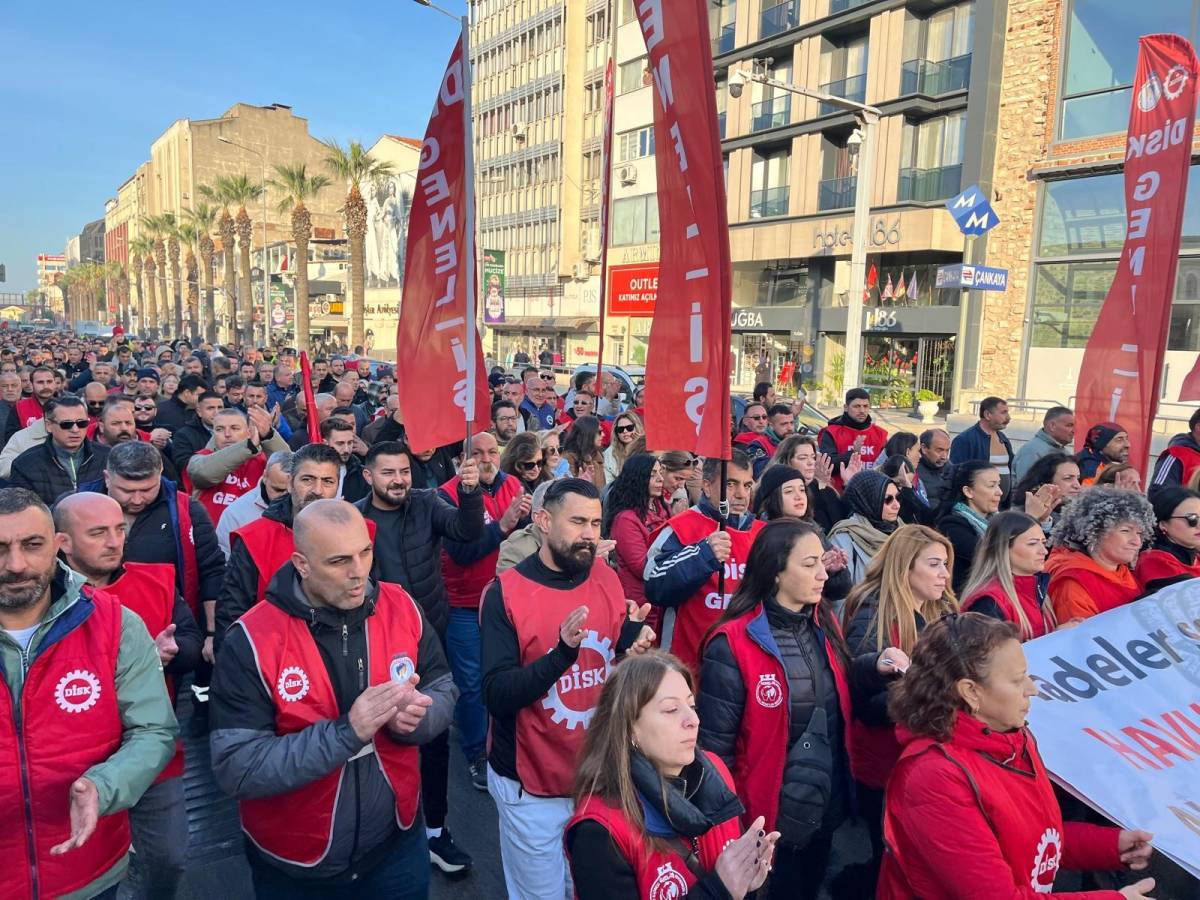 İzmir'de belediye işçileri yarım gün iş bırakma eyleminde