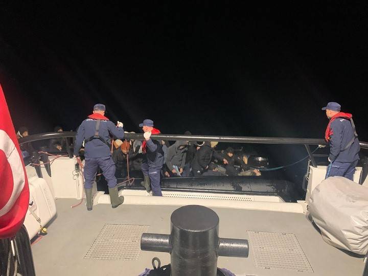 İzmir açıklarında 68 düzensiz göçmen kurtarıldı