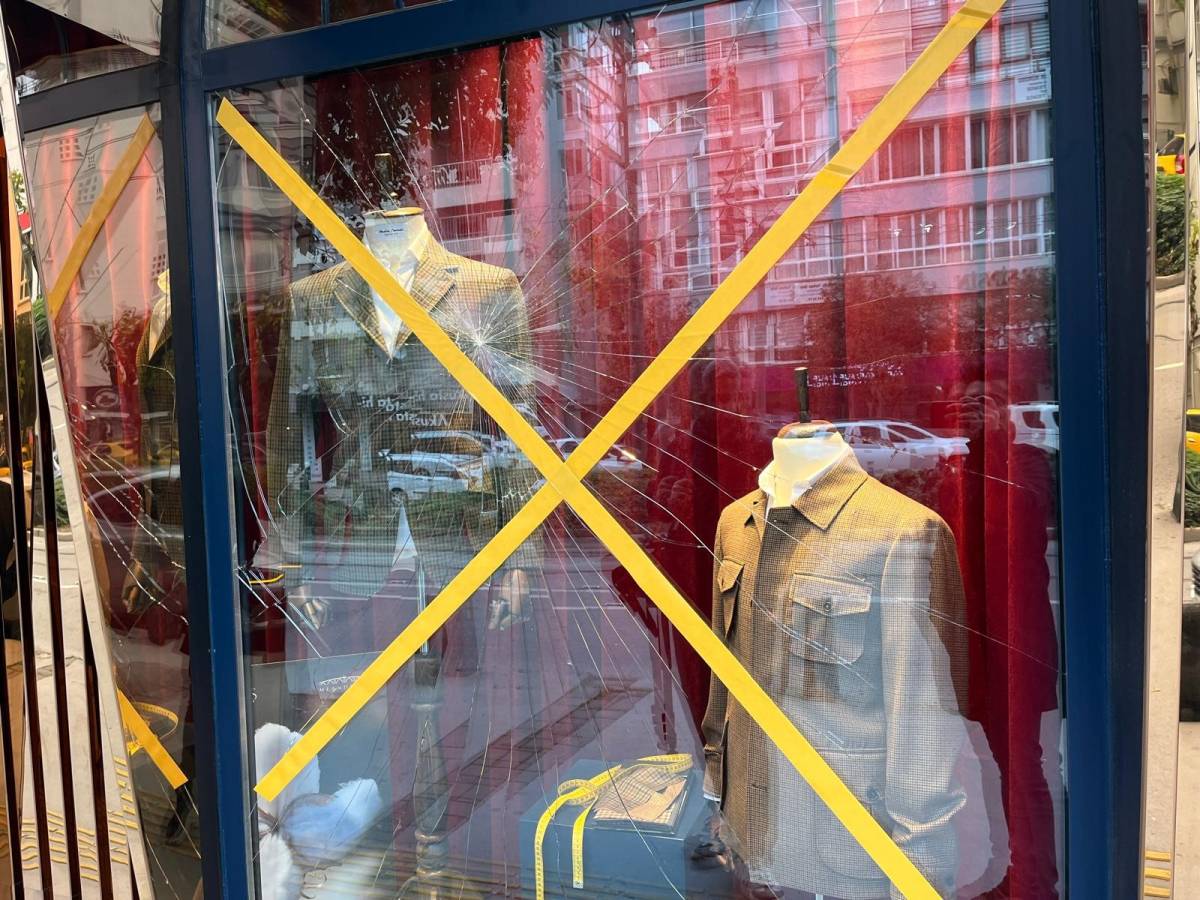 Alkollü trans birey, başıyla vurduğu iş yeri vitrin camını kırdı