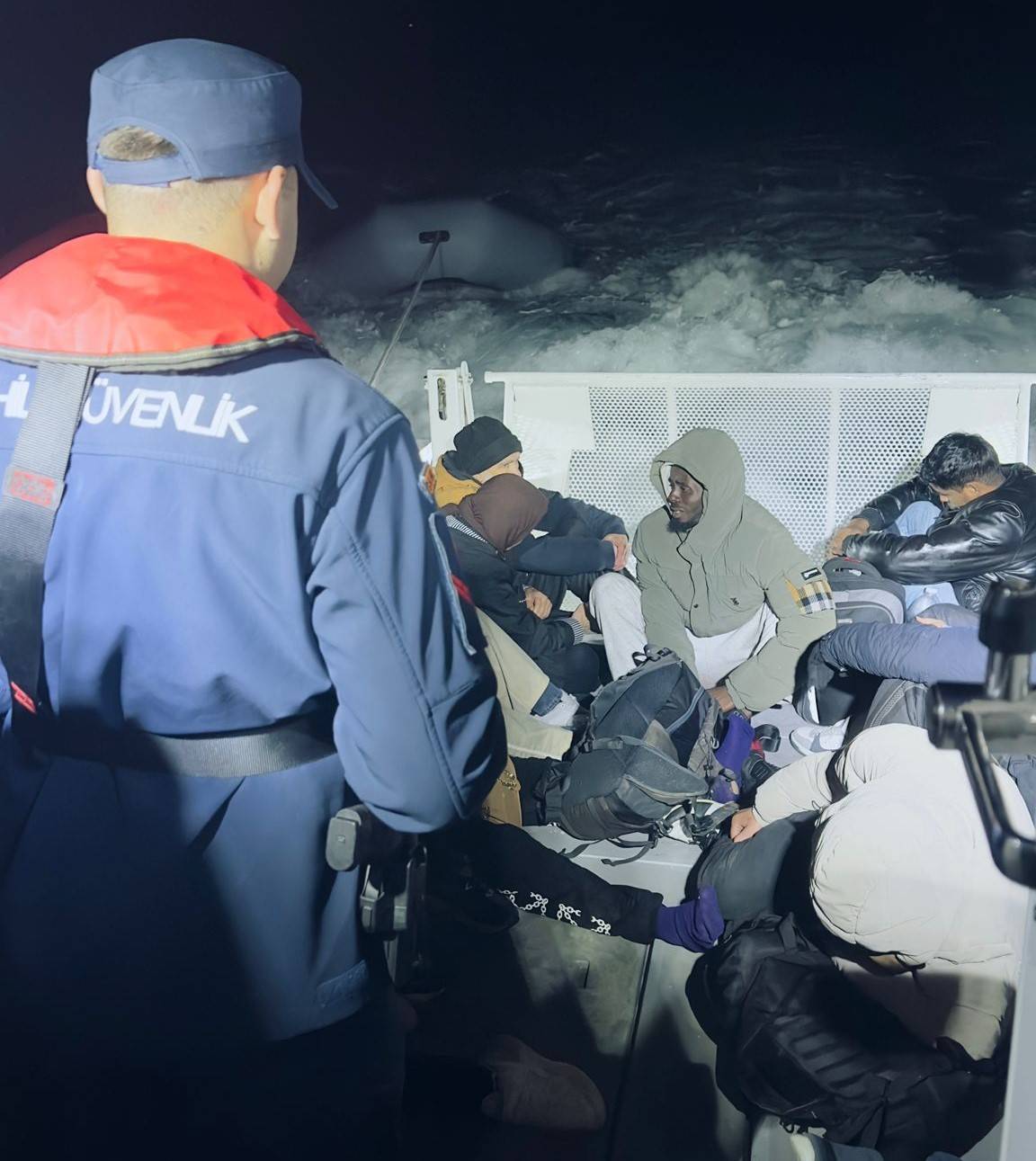 İzmir açıklarında göçmen mesaisi