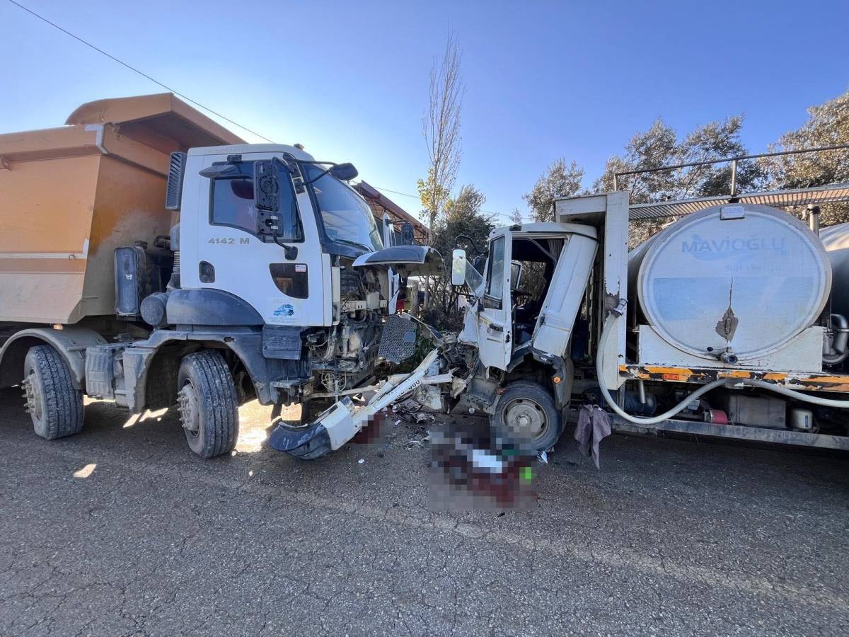 İzmir'de kamyon ile kamyonet çarpıştı