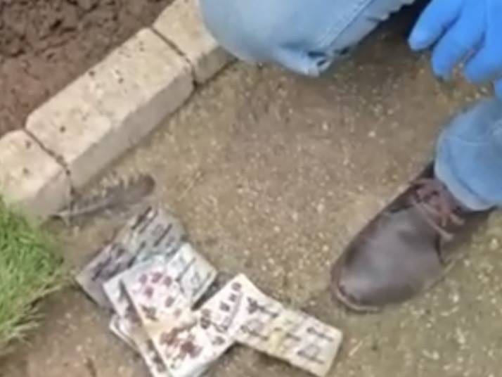 İzmir'de bahçeden 9 bin uyuşturucu hap çıktı