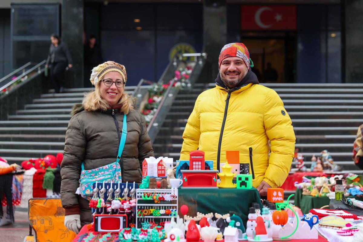 Buca’da yeni yıl pazarına büyük ilgi